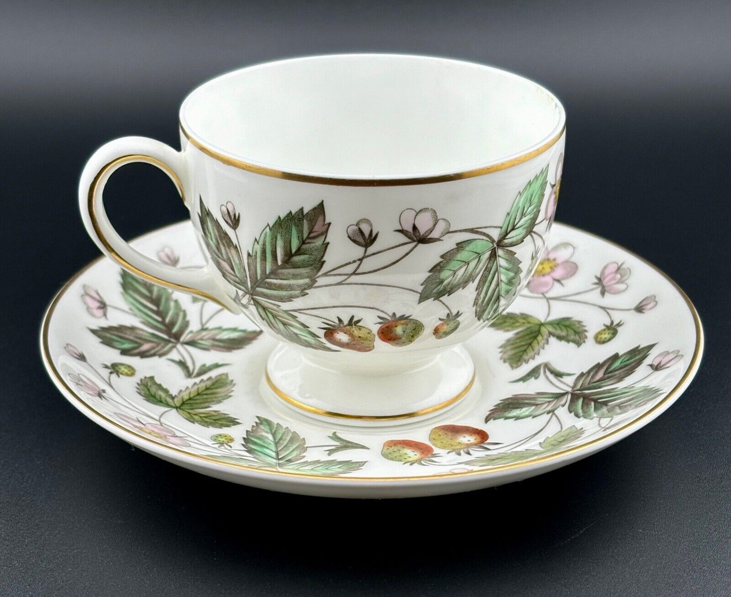 Vtg 8 Pcs Wedgwood Bone China Tea Cups Saucers Strawberry Hill GoldTrim England