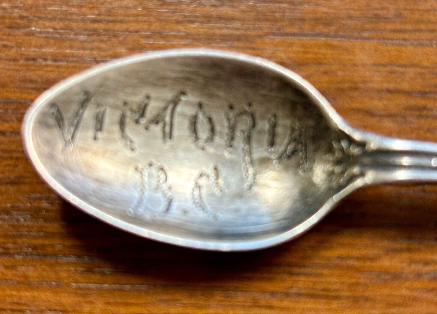 Vintage VICTORIA CANADA Sterling Silver & Enamel MAPLE LEAF Souvenir Spoon NICE