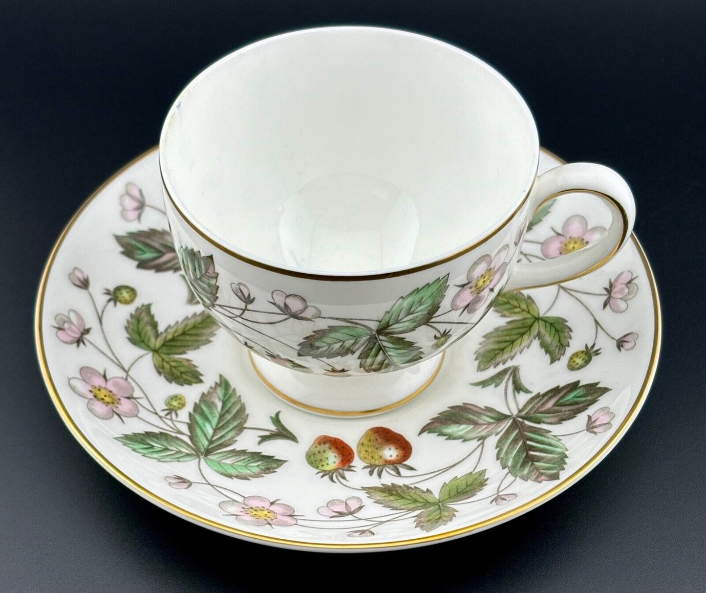 Vtg 8 Pcs Wedgwood Bone China Tea Cups Saucers Strawberry Hill GoldTrim England