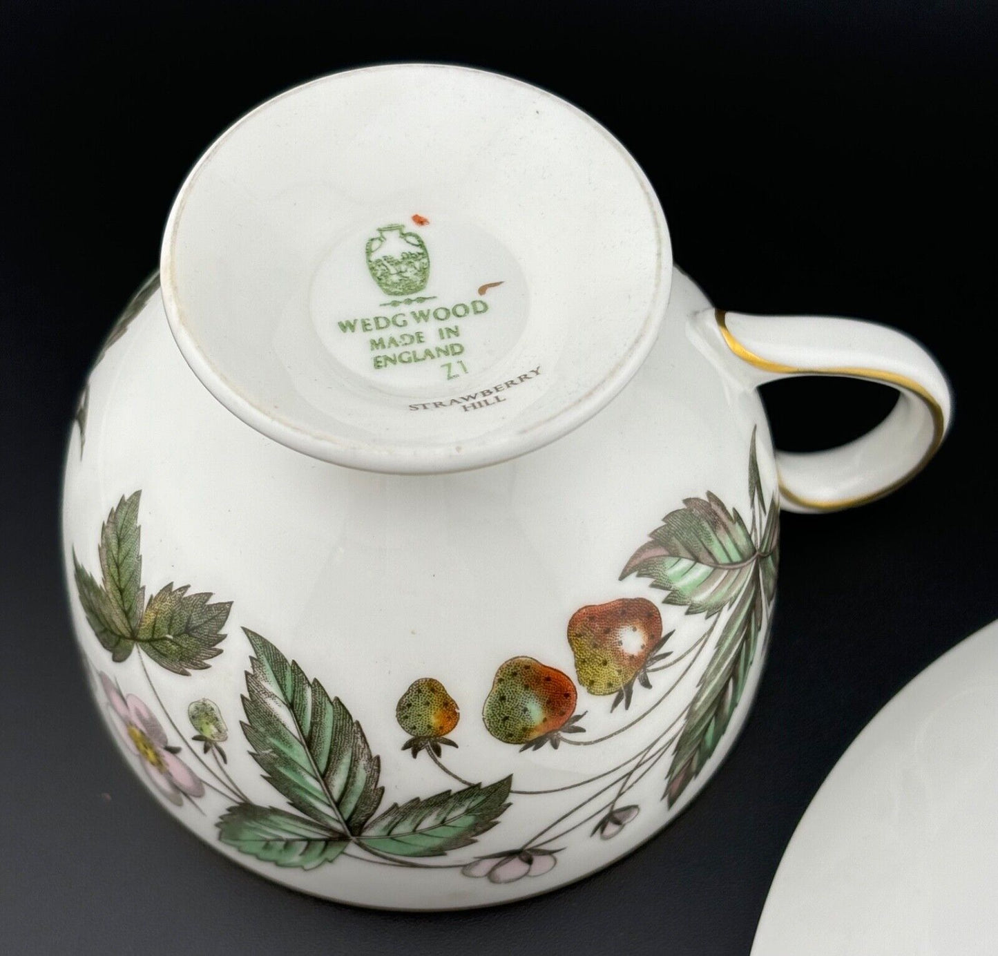 Vtg 8 Pcs Wedgwood Bone China Tea Cups Saucers Strawberry Hill GoldTrim England