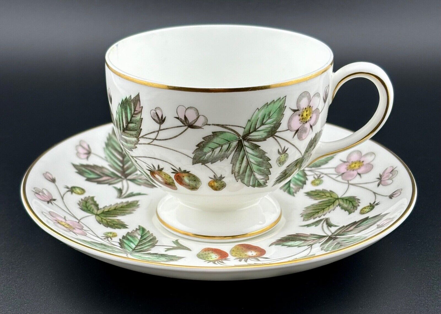 Vtg 8 Pcs Wedgwood Bone China Tea Cups Saucers Strawberry Hill GoldTrim England