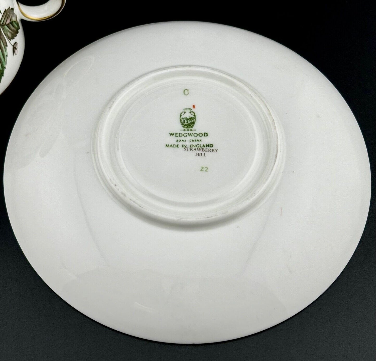 Vtg 8 Pcs Wedgwood Bone China Tea Cups Saucers Strawberry Hill GoldTrim England
