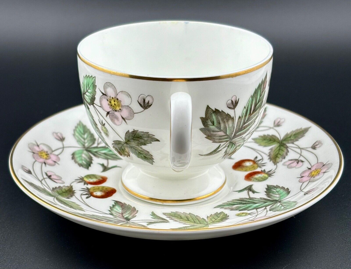 Vtg 8 Pcs Wedgwood Bone China Tea Cups Saucers Strawberry Hill GoldTrim England