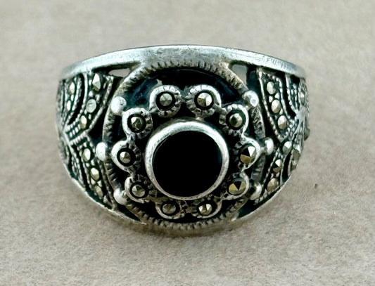 Vintage Sterling Silver/Onyx/Marcasite Ring Size 7(9 grams)